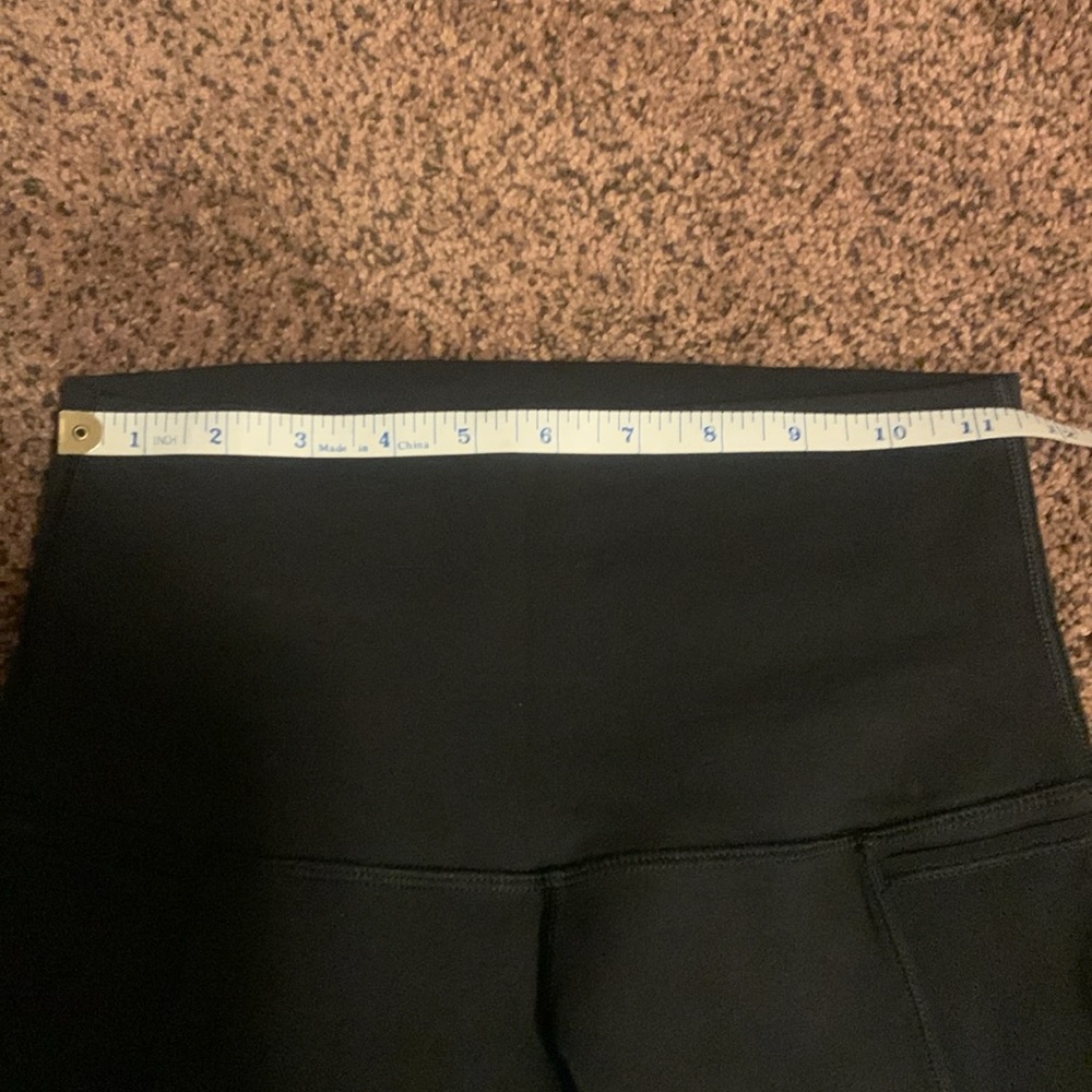Size 4 Lulu Lemon full length leggings EUC BLK WITH MESH LEG INSERTS 2 pockets😀 - Picture 6 of 10